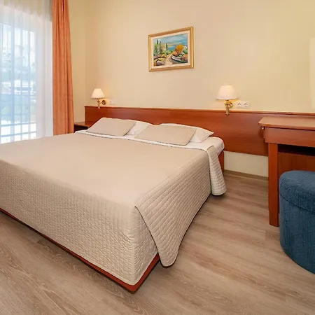 Dobrovit Hotel 3*