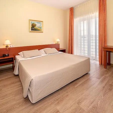 Dobrovit Hotell 3*