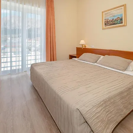 Dobrovit Hotel 3*