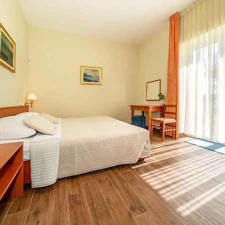 Hotel Dobrovit