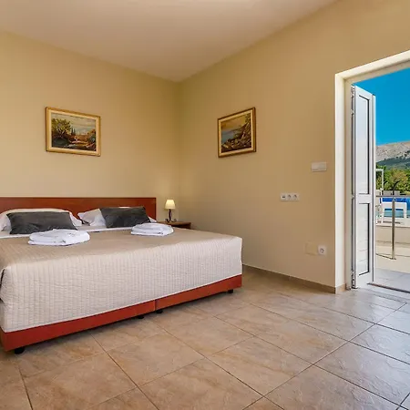 Dobrovit Hotel 3*